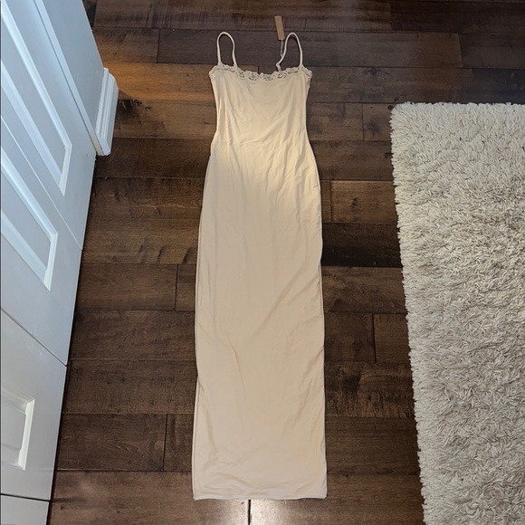SKIMS FITS EVERYBODY LACE ONESIE, LONG SLIP DRESS, CAMI, BODYSUIT SAND XS/SMALL - Picture 4 of 12